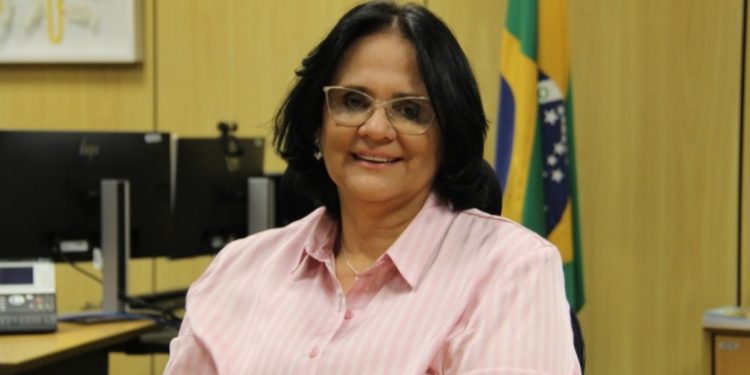 Damares é capa de revista americana para brasileiros