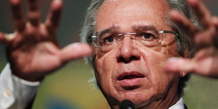 Em ofício ao Congresso, Guedes pede reformas para conter crise