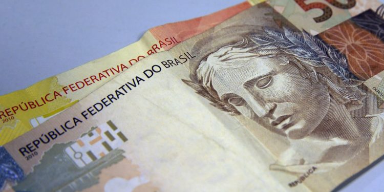 Concessões de crédito recuaram e juros caíram em maio