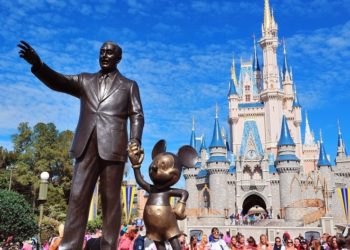 Disney é pressionada a adiar reabertura de parques na Flórida