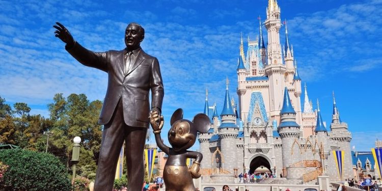 Disney é pressionada a adiar reabertura de parques na Flórida