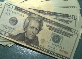 Dólar cai pela primeira vez em três sessões e fecha a R$ 5,425