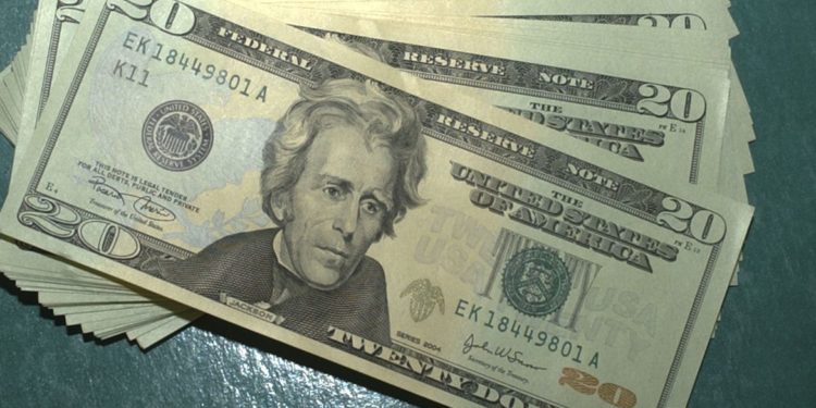 Dólar cai pela primeira vez em três sessões e fecha a R$ 5,425