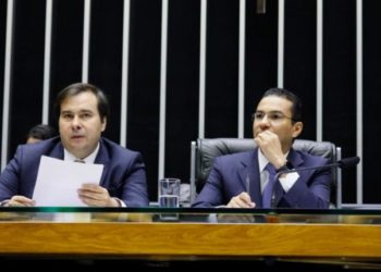 Centrão recua e decide apoiar PEC que adia eleição para novembro