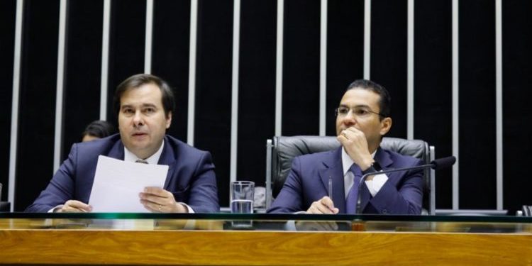 Centrão recua e decide apoiar PEC que adia eleição para novembro