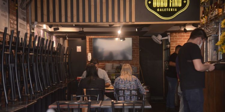 Primeira noite de funcionamento de bares tem aglomerações no Rio