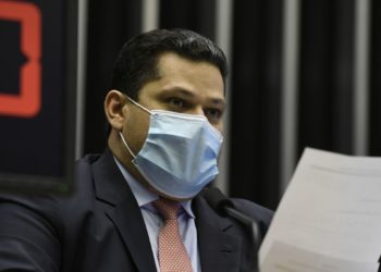 Congresso promulga emenda que adia eleições municipais para novembro