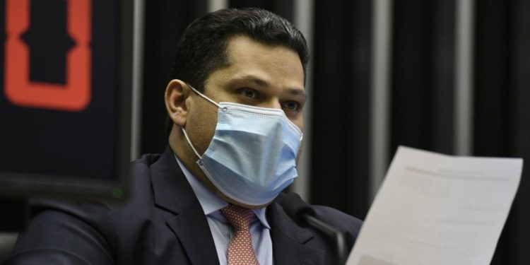 Congresso promulga emenda que adia eleições municipais para novembro