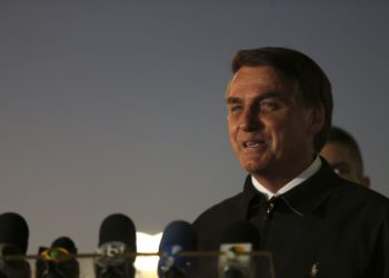 Bolsonaro diz que projeto de fake news limita liberdade de expressão