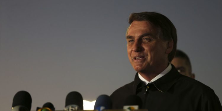 Bolsonaro diz que projeto de fake news limita liberdade de expressão