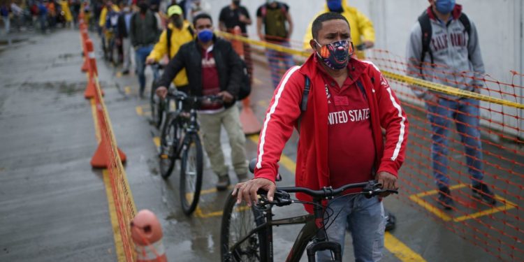 Com hospitais próximos do colapso, médicos de Bogotá pedem quarentena