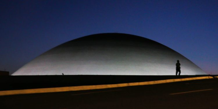 Senado aprova MP que dispensa licitação para combate à pandemia