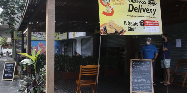 Após 27 mil demissões, bares e restaurantes do Rio reabrem hoje