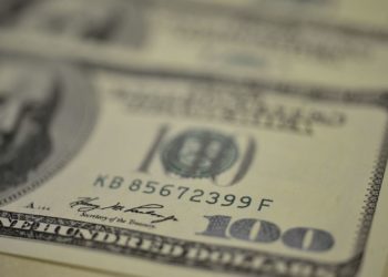 Dólar cai na semana e é vendido a R$ 5,32