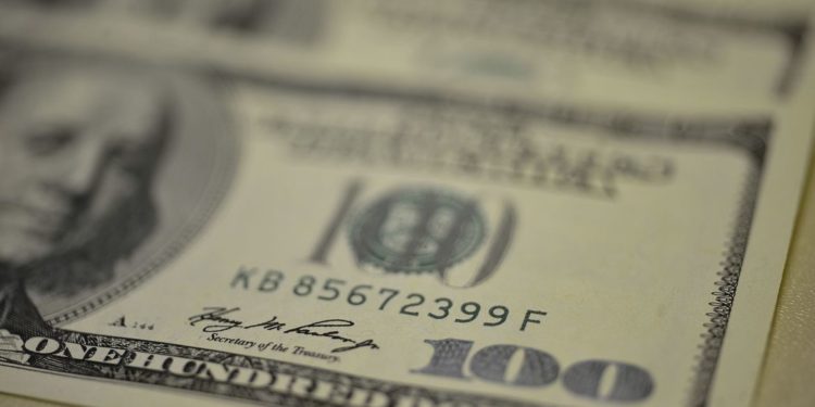Dólar cai na semana e é vendido a R$ 5,32