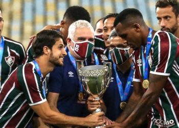 Fluminense vence Flamengo e adia decisão do Carioca