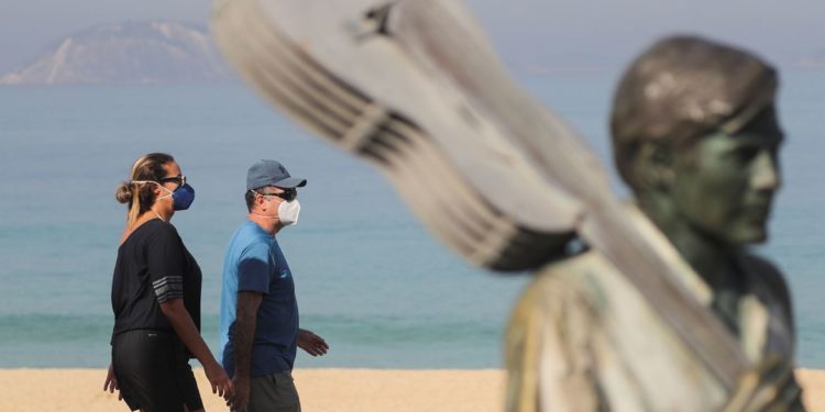 Governo do Rio vai multar em R$ 106 pessoas sem máscaras