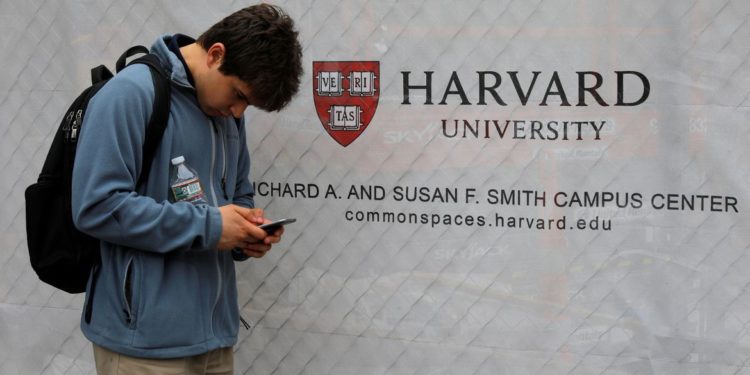 Estudantes estrangeiros são barrados nos EUA devido a regras de vistos