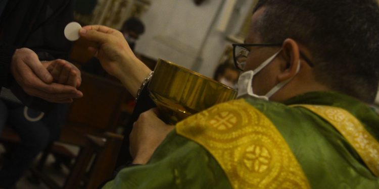 Igrejas do Rio retomam missa com a presença de fiéis