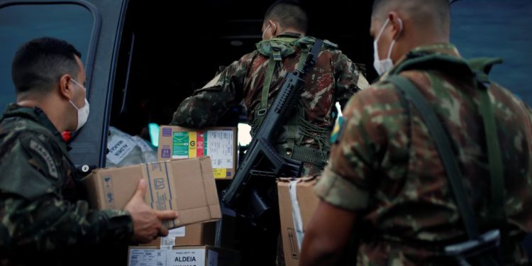 Militares se mobilizam para proteger indígenas de covid-19 na Amazônia