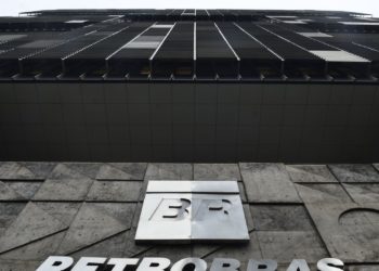Petrobras reitera suspensão da venda de lote de gasolina de aviação