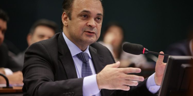 Deputado Federal Roberto de Lucena quer punir quem receber auxílio emergencial indevidamente