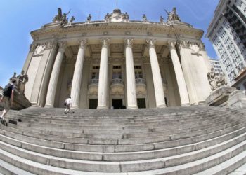 Comissão do impeachment de Witzel aprova retomada do prazo de defesa