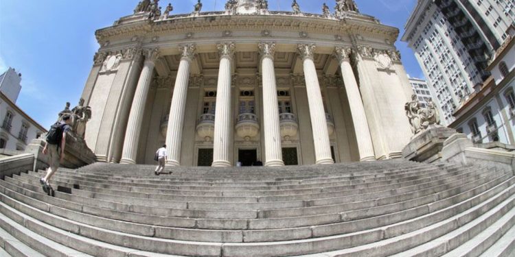 Comissão do impeachment de Witzel aprova retomada do prazo de defesa