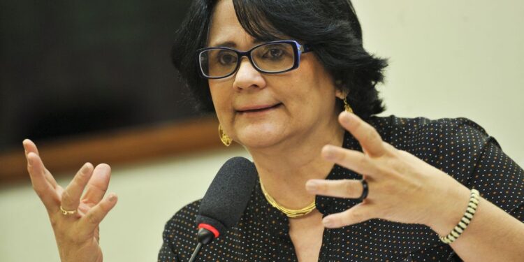 Damares quer apurar vazamento de dados de menina vítima de estupro