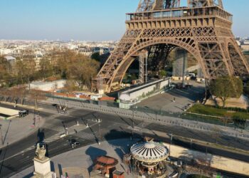Paris obriga uso de máscaras ao ar livre em áreas movimentadas