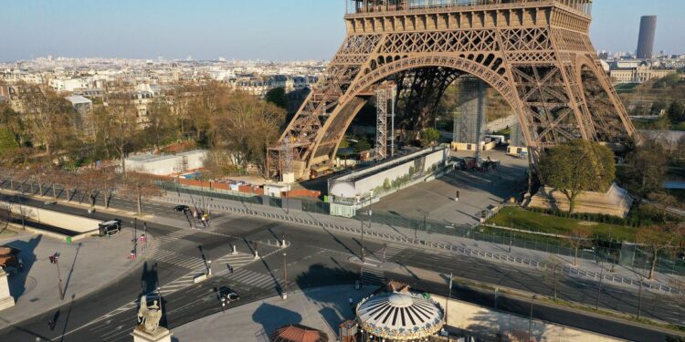 Paris obriga uso de máscaras ao ar livre em áreas movimentadas