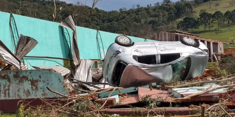 Tempestade em Santa Catarina afeta 26 cidades e deixa 830 desabrigados