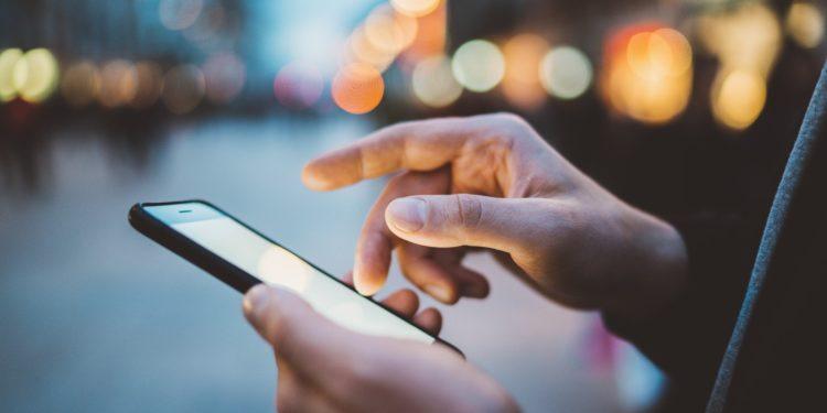 Mito ou verdade: Seu celular ‘escuta’ suas conversas?