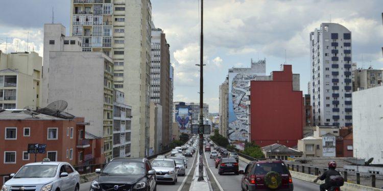 Minhocão de São Paulo faz 50 anos e ganha galeria de arte urbana