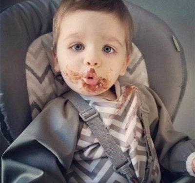 Mãe faz alerta depois que bebê quase perdeu a visão por usar brinquedos de banho mofados