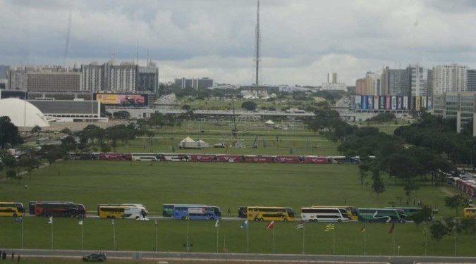 Mais de 200 ônibus estão estacionados na Esplanada em protesto contra PL