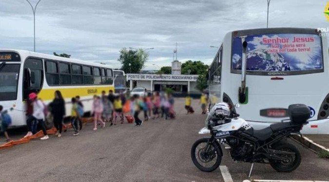 Ônibus escolar irregular levando 22 crianças é flagrado pela polícia