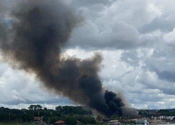 Incêndio consome complexo gastronômico à beira do lago nesta terça-feira