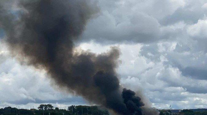 Incêndio consome complexo gastronômico à beira do lago nesta terça-feira