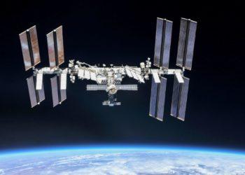 Bilionário japonês retorna à Terra após visita à Estação Espacial