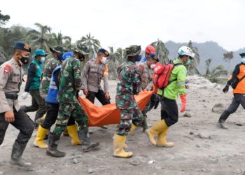 Sobe para 34 número de mortos após erupção de vulcão na Indonésia