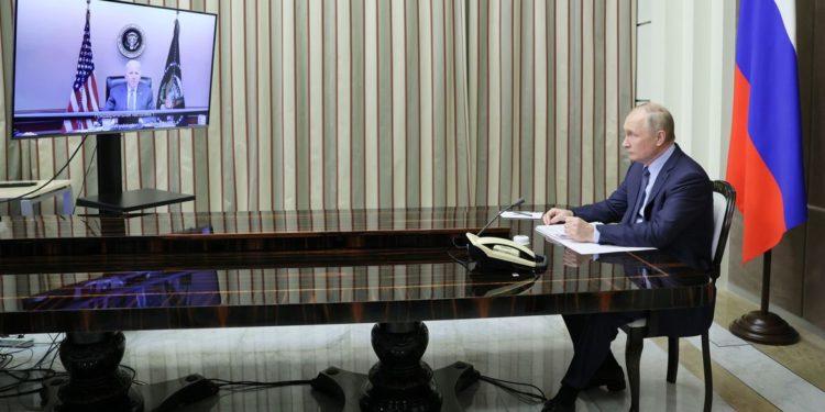 Biden e Putin conversam por duas horas sobre Ucrânia