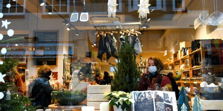 Europa cogita restrições de Natal ao ver crescimento da Ômicron