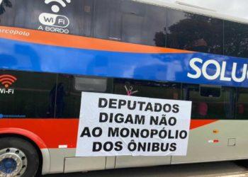 Mais de 200 ônibus estão estacionados na Esplanada em protesto contra PL