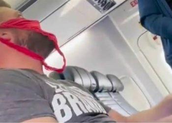 Homem é expulso de voo após usar calcinha no lugar de máscara em ‘protesto’ contra a medida sanitária
