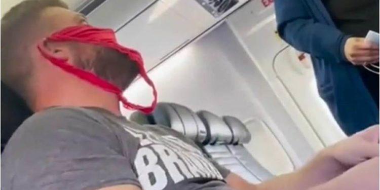 Homem é expulso de voo após usar calcinha no lugar de máscara em ‘protesto’ contra a medida sanitária