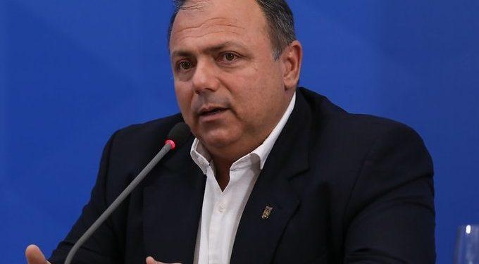 Ex-Ministro Eduardo Pazuello sofre acidente de moto e é internado