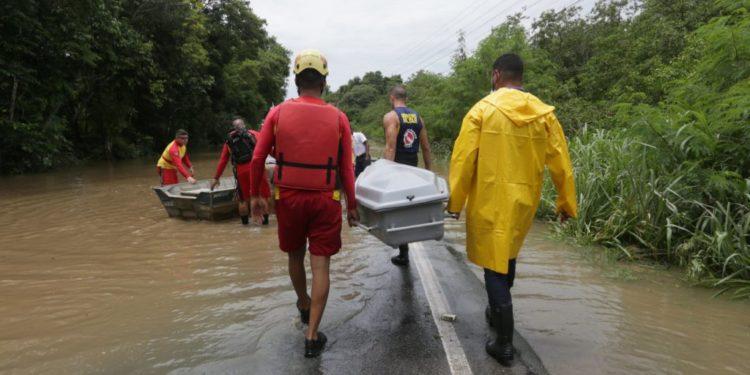 Fortes chuvas na Bahia devem continuar e podem ocorrer em outros estados, diz especialista