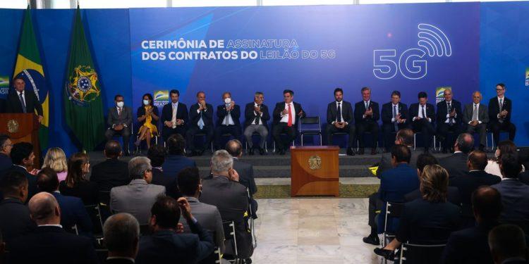 Governo e empresários assinam termo de concessão do 5G