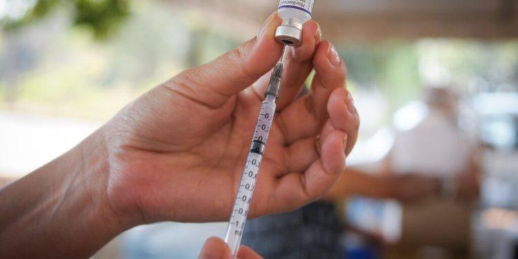 Governo antecipa intervalo para dose de reforço no DF